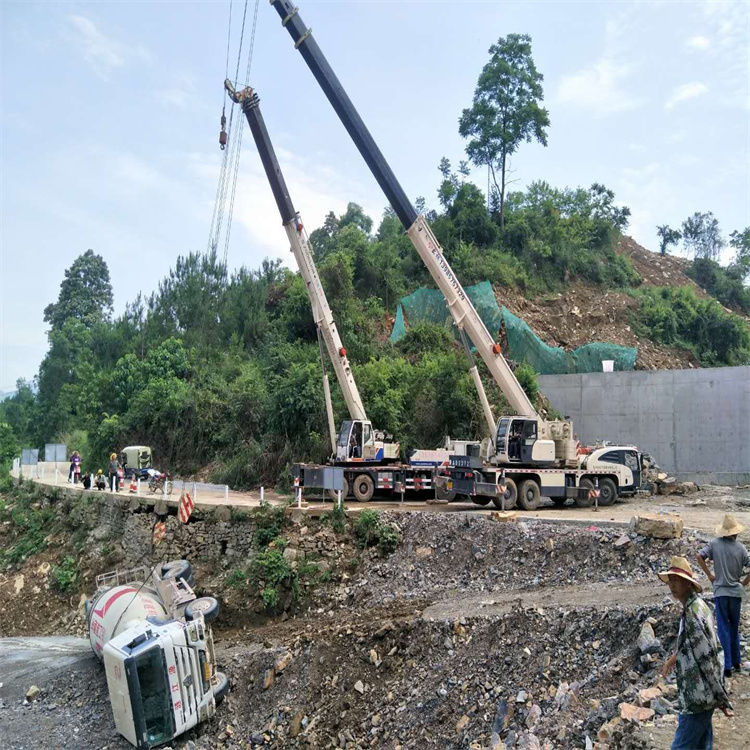 广水汽车掉沟里叫吊车救援要多少钱